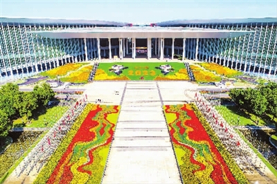 第六届进博会场馆景观装饰全面定妆(图1)