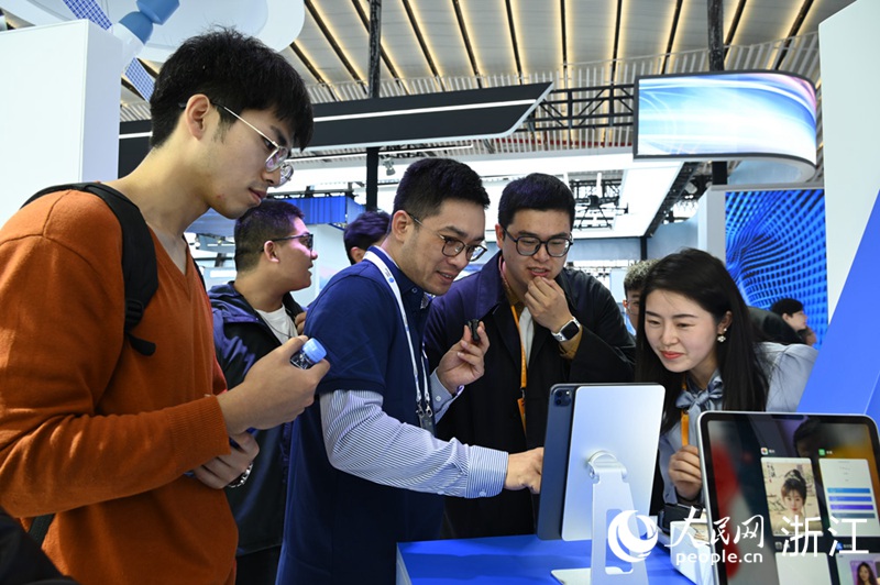 2023年世界互联网大会乌镇峰会上，观众正在体验AI写真。人民网记者 叶宾得摄