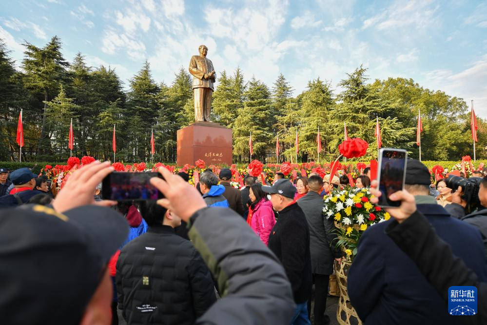 湖南韶山：各界人士纪念毛泽东同志诞辰130周年(图3)