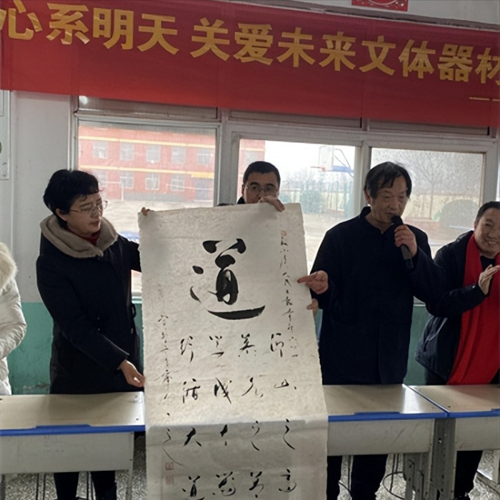 小侯人民日报希望小学举行红旗渠精神报告会暨蒲公英计划捐赠活动(图3)