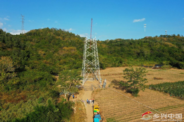 在三亚南山电厂至崖城220千伏线路新建工程项目现场，南方电网海南电网公司建设分公司组织施工人员开展组塔工作。王妍馨摄