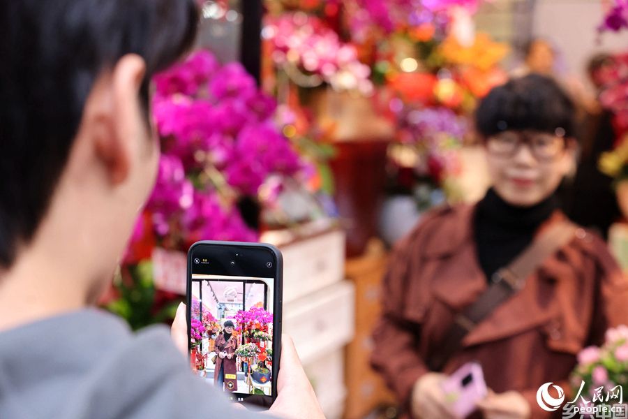 缤纷多彩的花朵引得市民游客拍照留念。人民网记者 陈博摄