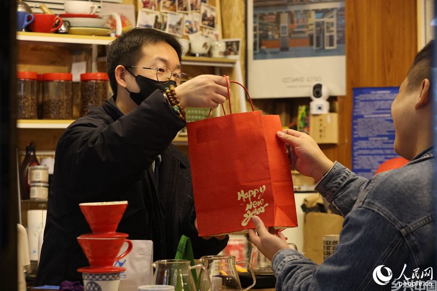 年轻人把咖啡豆作为新年伴手礼。人民网记者 陈博摄