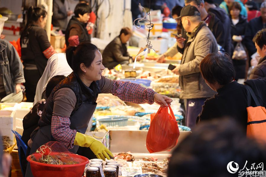 装满年货的红色塑料袋透露着过年的喜气。人民网记者 陈博摄
