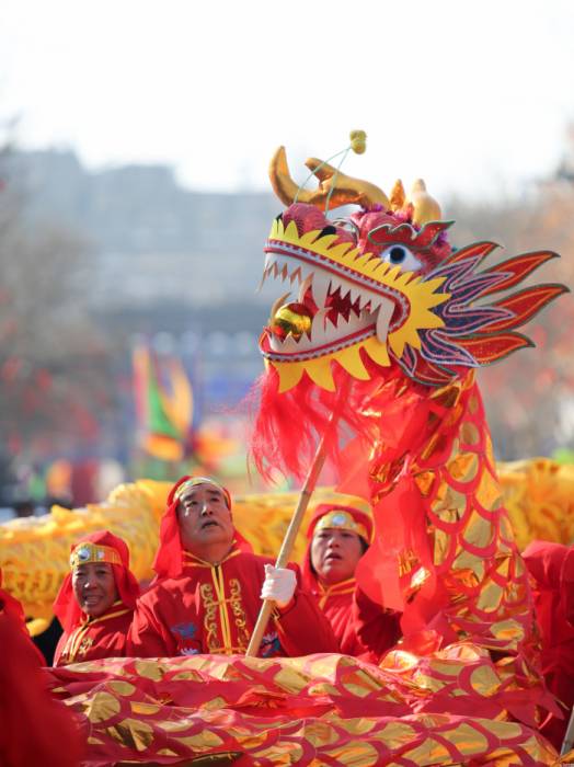 舞龙闹新春 古城年味浓(图2)
