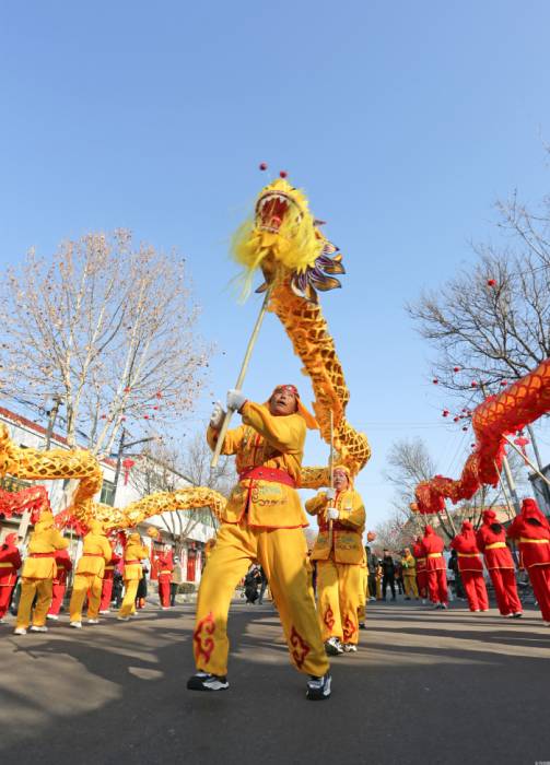 舞龙闹新春 古城年味浓(图3)