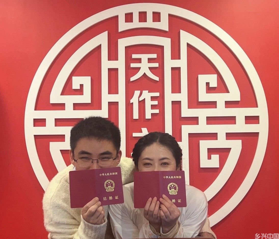 这对“医护夫妻”刚结婚不久。受访者供图