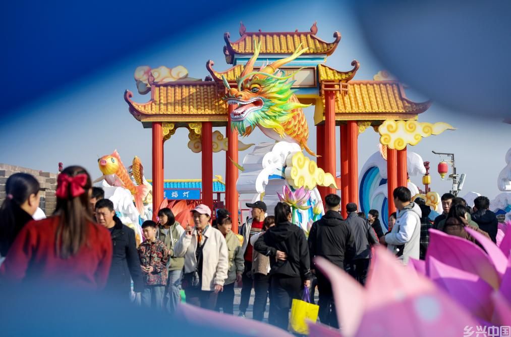 热闹！中国多地春节庙会年味浓(图2)