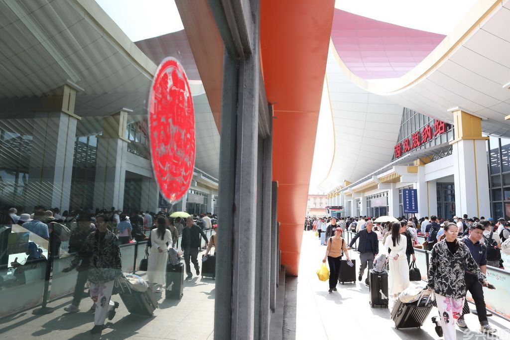 2月16日，旅客在云南西双版纳站进站乘车。新华社发（李云生摄）
