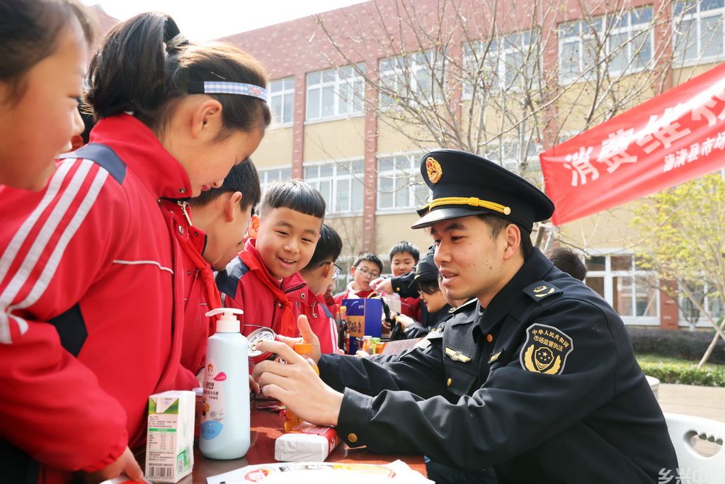 3月13日，在浙江省湖州市德清县乾元镇中心小学，市场监管执法人员向学生们传授如何辨识消费品。新华社发（倪立芳摄）