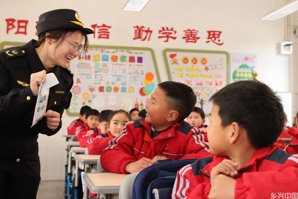3月13日，在浙江省湖州市德清县乾元镇中心小学，市场监管执法人员向学生们传授如何正确消费及消费维权。新华社发（倪立芳摄）