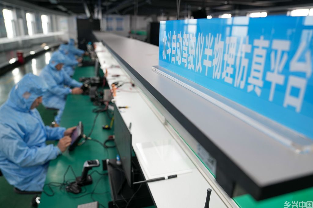3月13日，在北大荒（佳木斯）精准农业科技有限公司生产线上，工作人员对生产的北斗自动驾驶仪进行测试。
