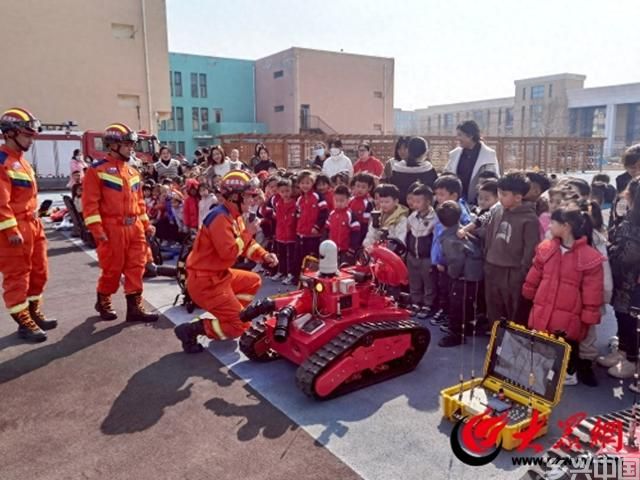 山东滨州：大手牵小手 与安全“童”行 全国中小学生安全教育日消防宣传活动(图1)