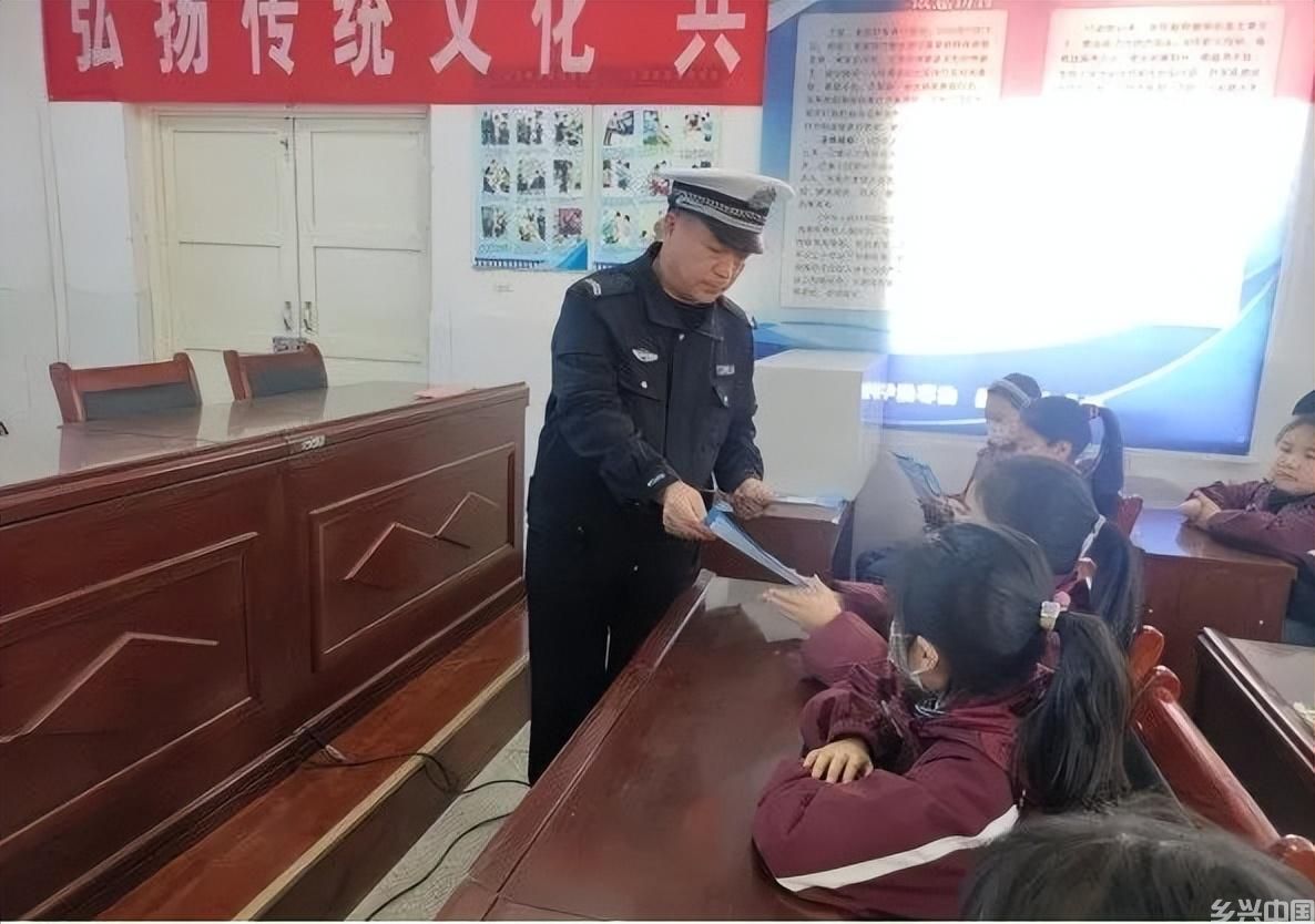 孟州交警预热“全国中小学生教育日”宣传活动(图4)