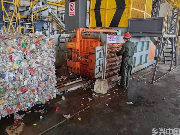在当地企业，“一只瓶”摇身一变成“一根线”。人民网记者 马晓波摄