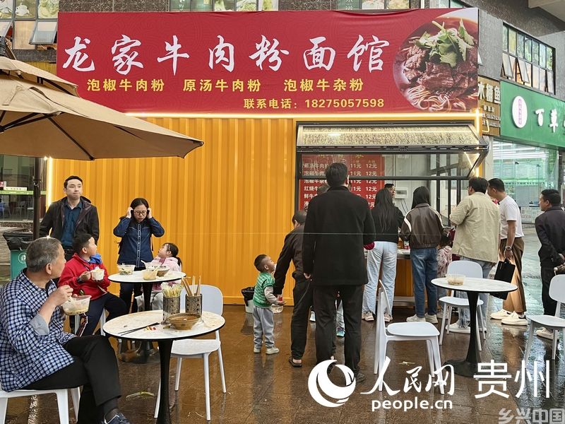 傍晚时分，百味嗦粉街的牛肉粉店生意依旧火热。人民网 李丽萍摄