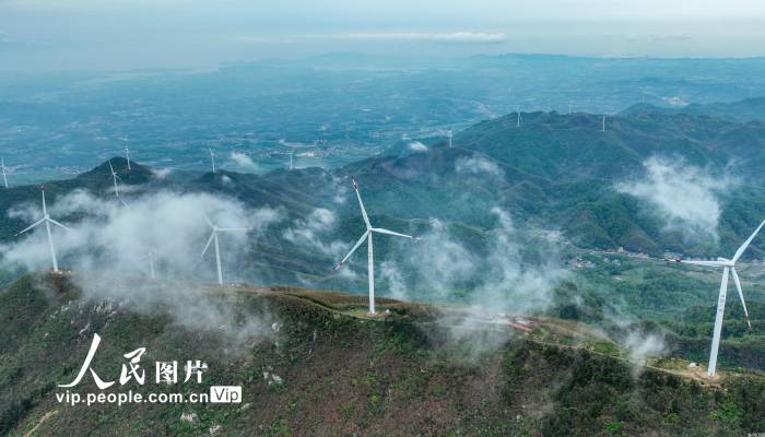 2024年4月13日，江西省九江市湖口县武山镇天山上，徐徐转动的风机叶轮正在不断输送绿色清洁能源。