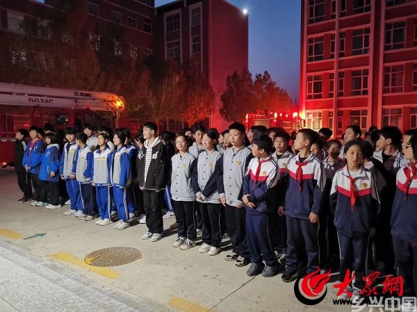 山东滨州:消防部门深入学校开展夜间灭火救援实战演练(图1)