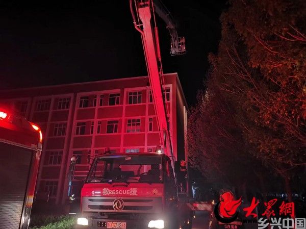 山东滨州:消防部门深入学校开展夜间灭火救援实战演练(图3)