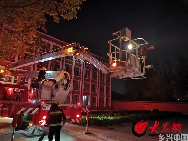 山东滨州:消防部门深入学校开展夜间灭火救援实战演练(图2)