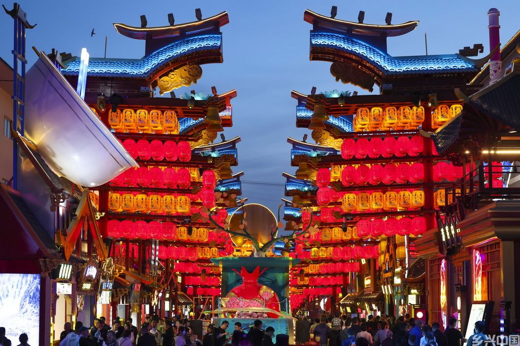 人们在新疆乌鲁木齐市水磨沟区天山明月城游玩（5月4日摄）。
