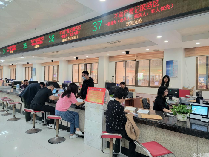 揭阳市政务服务中心，市民正在“一窗通办”服务窗口前办理业务。人民网 宁玉瑛摄
