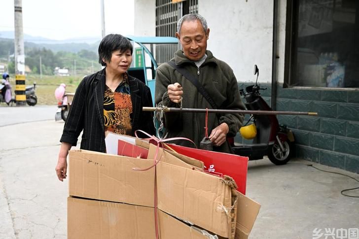 大山里，这位收废品老人的捐款收据铺满一桌(图3)