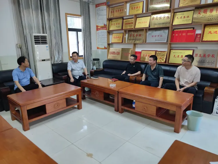 镇长亲临校园，共绘小招备考新篇章(图1)