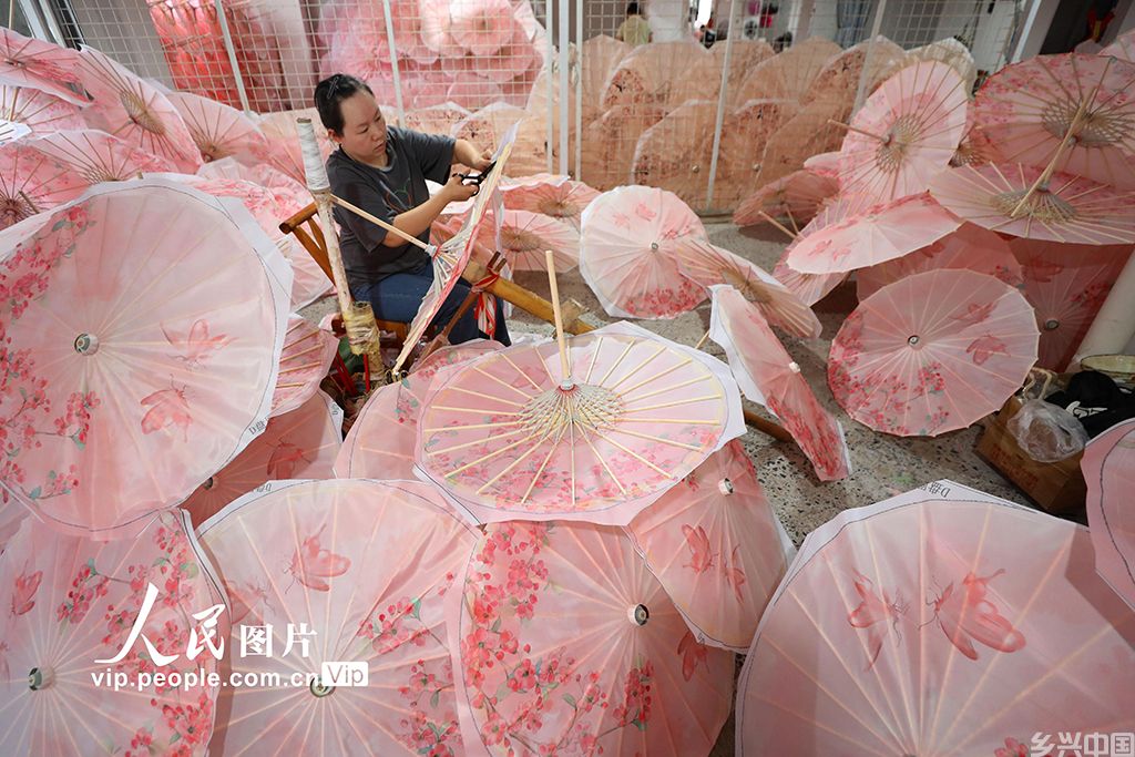 湖南衡阳：“非遗”油纸伞 撑起增收路