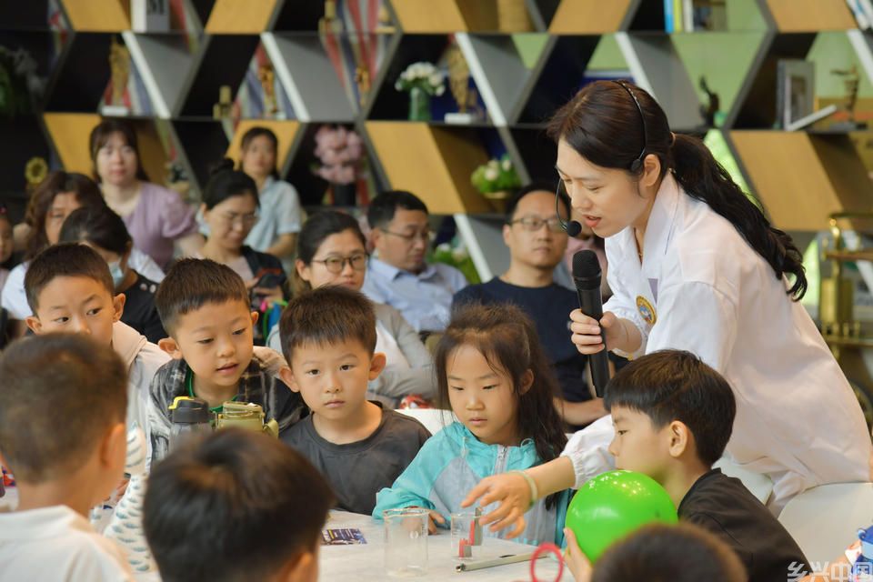 对话机器人，做趣味实验……山东省少科院走进社区，传递科学之美(图2)