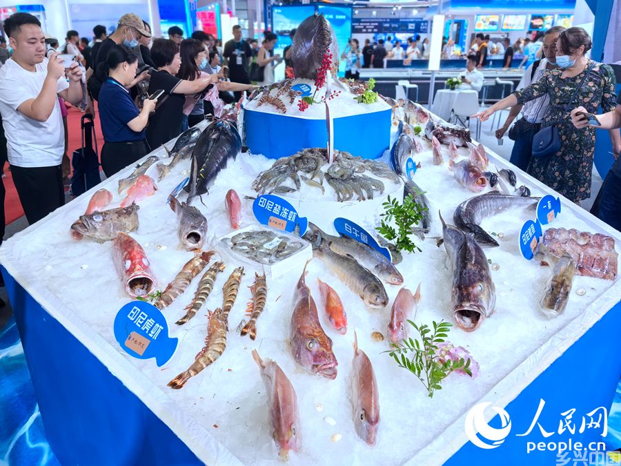 来自全世界的海鲜带来一场“海鲜盛宴”。人民网记者 林晓丽摄