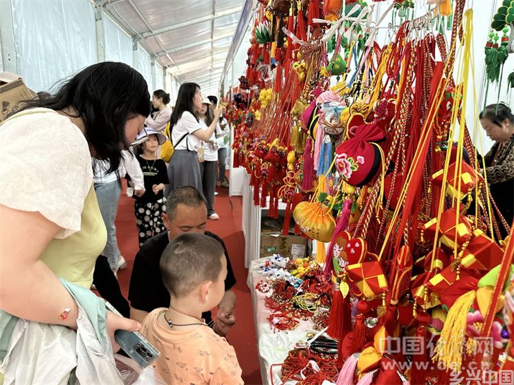 香约庆阳 端午非遗花式香包“扮靓”老区(图6)