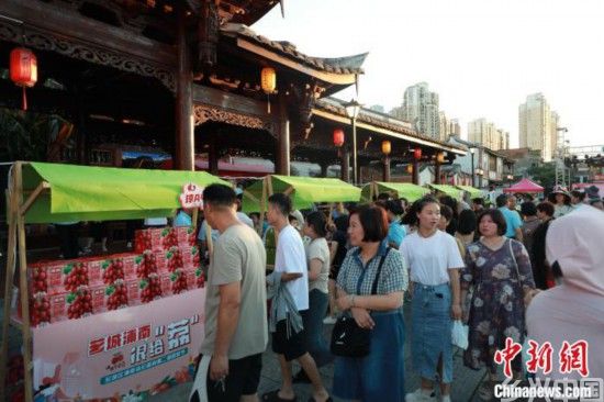 闽南畲村荔枝节引游人(图2)