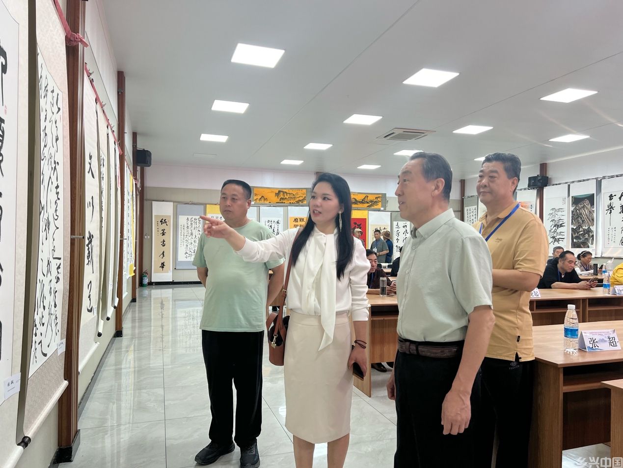 “爱我中华 墨韵泰山”全国艺术名家泰山采风行暨致敬新中国成立75周年书画作品展”在泰安拉开帷幕