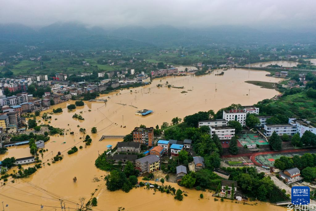 重庆5区县降下特大暴雨 15条河流出现超警戒水位洪水(图2)