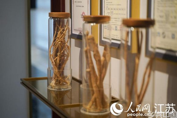 左一为有机黄芪样品。 人民网 郜超摄
