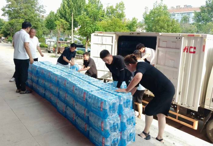河南虞城：成功人士情系家乡 爱心捐赠温暖人心(图2)