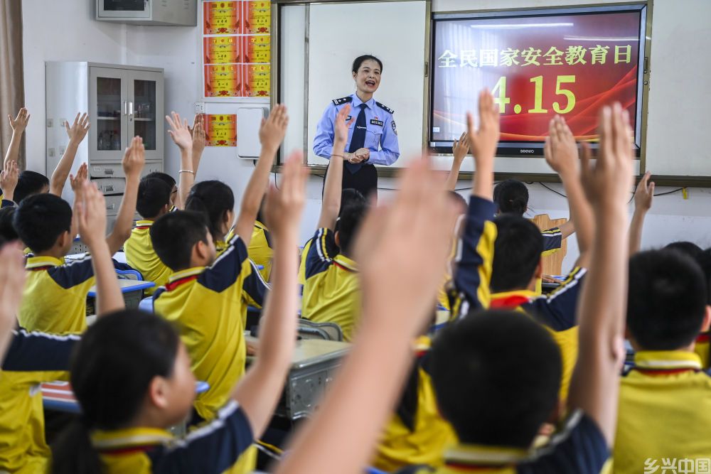 又踏层峰辟新天 ——《中共中央关于进一步全面深化改革、推进中国式现代化的决定》诞生记(图9)