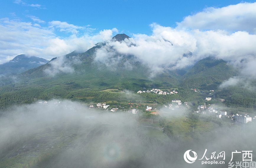 云雾缭绕的猫儿山。人民网 付华周摄