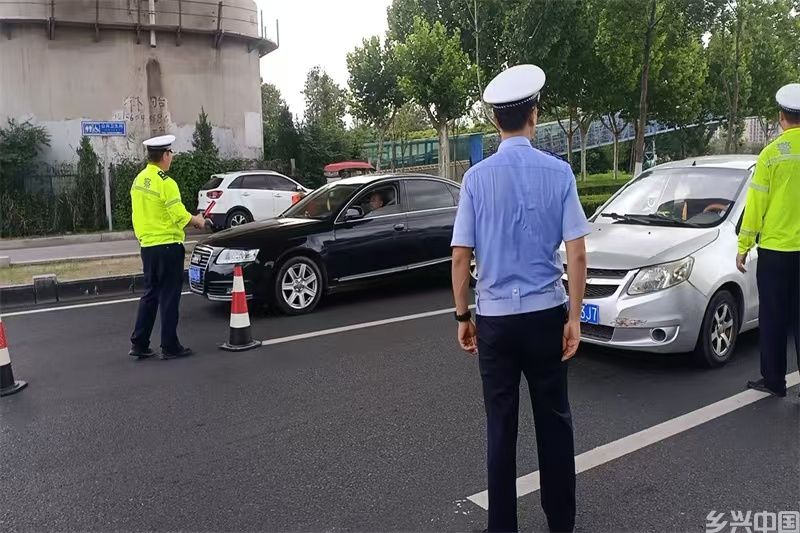 商丘市公安局交警挥汗如雨坚守执勤一线，永不服“暑”不让交通“中暑”(图1)