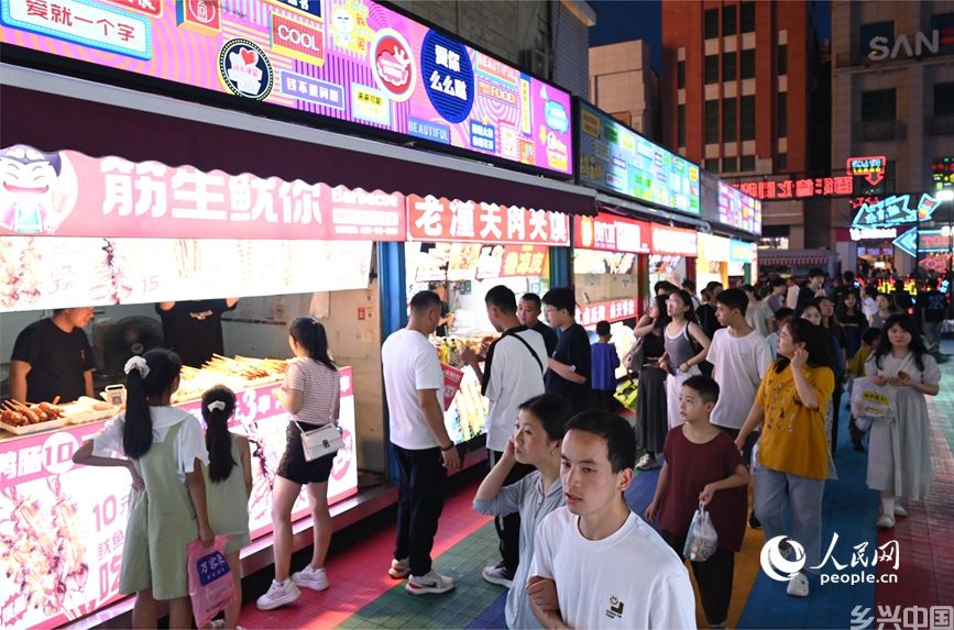 小吃街生意火爆。人民网记者 王玉兴摄