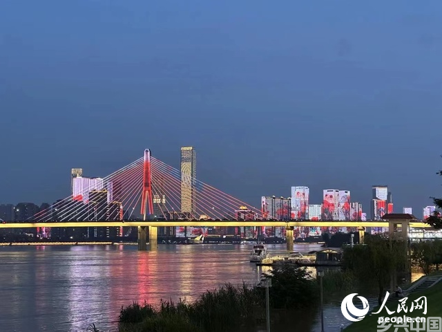 灯光璀璨的湘江夜景。人民网记者 吴茜薇摄