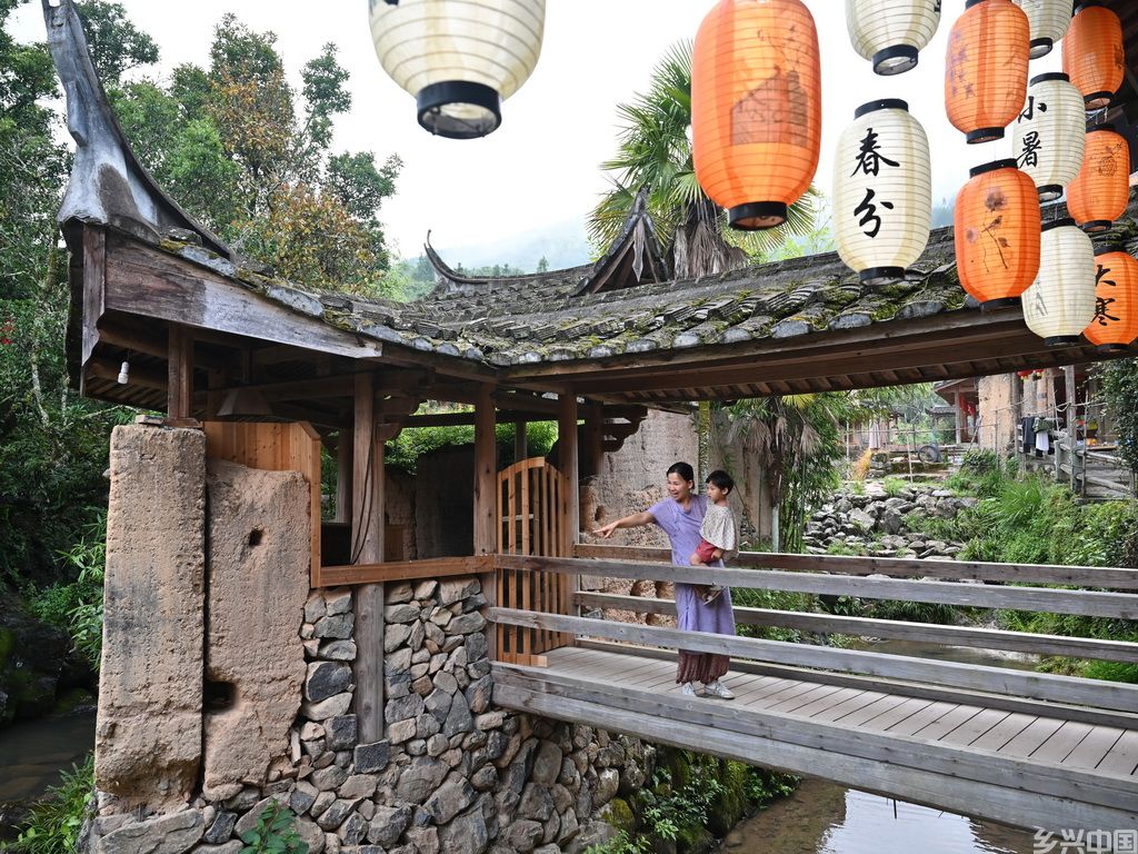 8月29日，一位母亲带着孩子在龙潭村游玩。