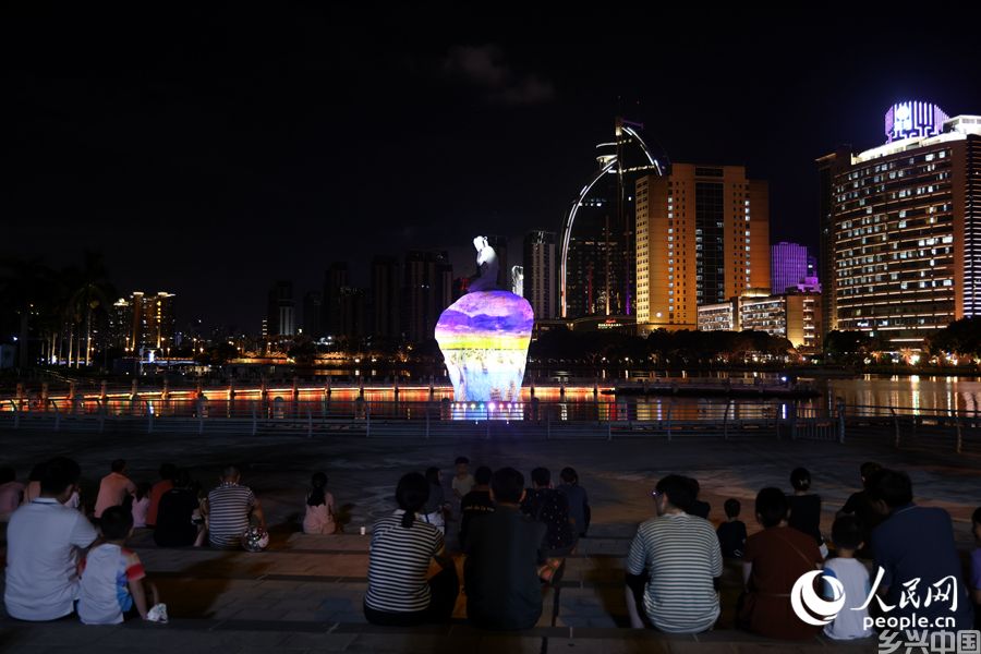 市民游客在筼筜湖畔观赏灯光秀。人民网记者 陈博摄