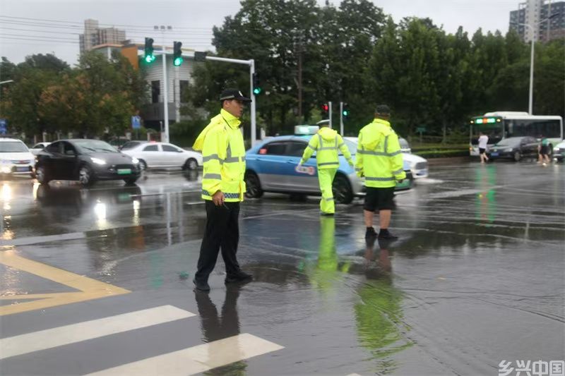 中秋假期最后一天 商丘交警雨中坚守全力保畅通(图3)