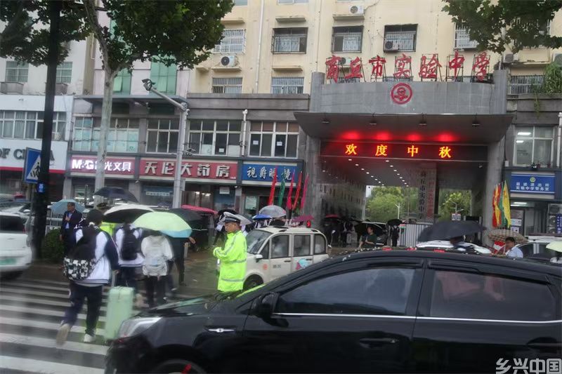 商丘交警雨中坚守“护学岗” 撑起通行“安全伞”(图1)