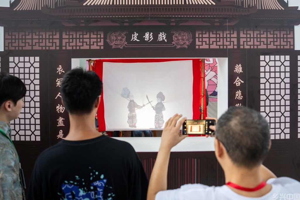 9月21日，在第三届湖南非遗博览会上，观众在观看皮影戏。