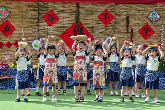 安徽亳州：萌娃晒秋庆丰收(图2)
