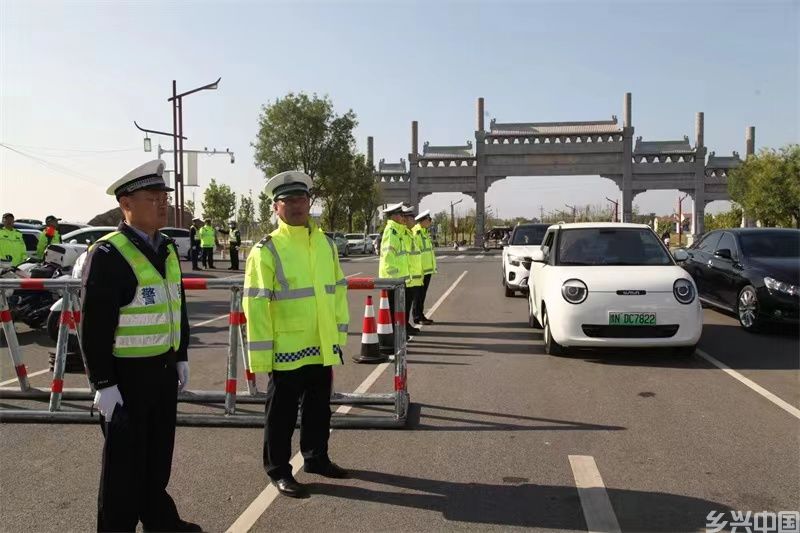 商丘市公安局交警支队国庆假期全员坚守岗位保畅通(图1)