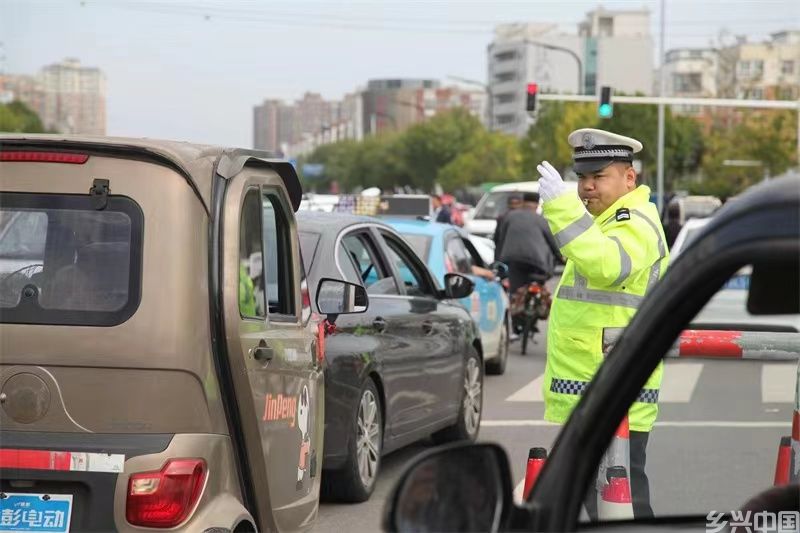 商丘市公安局交警支队国庆假期全员坚守岗位保畅通(图2)